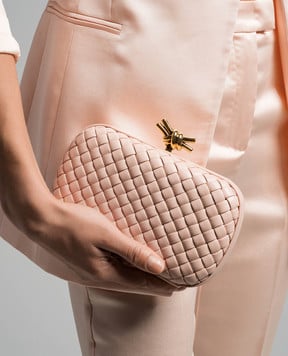 Bottega Veneta Бежевый кожаный клатч Knot 717622V01D1