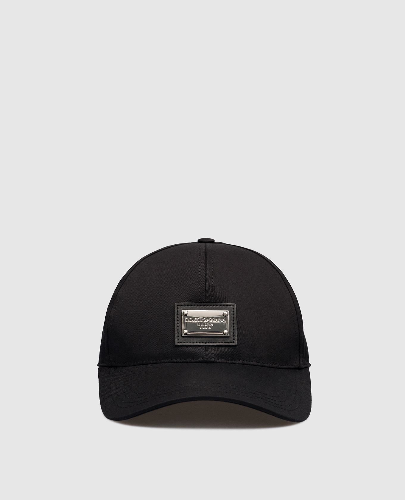 Black cap with metal logo