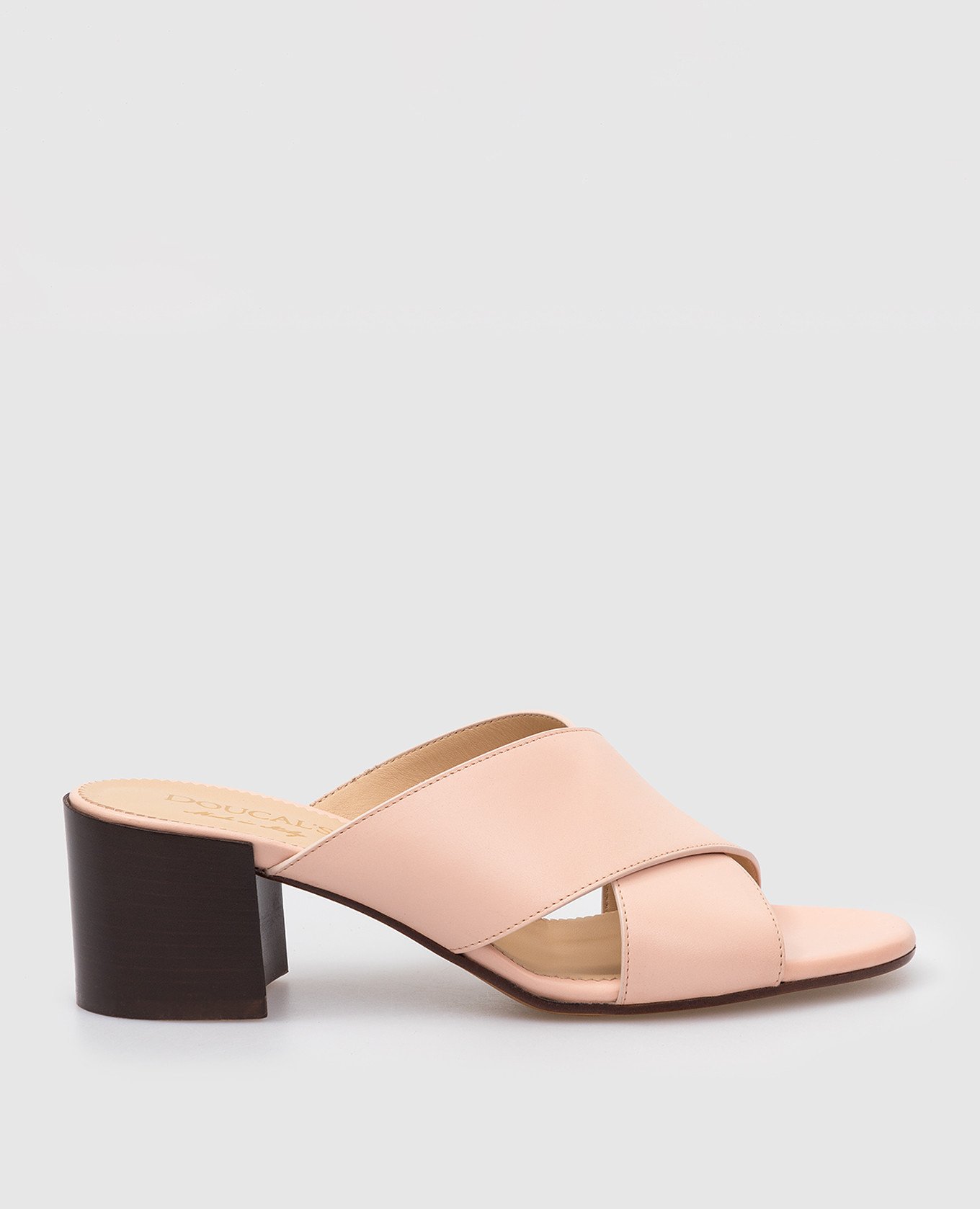 Powdery leather sandals