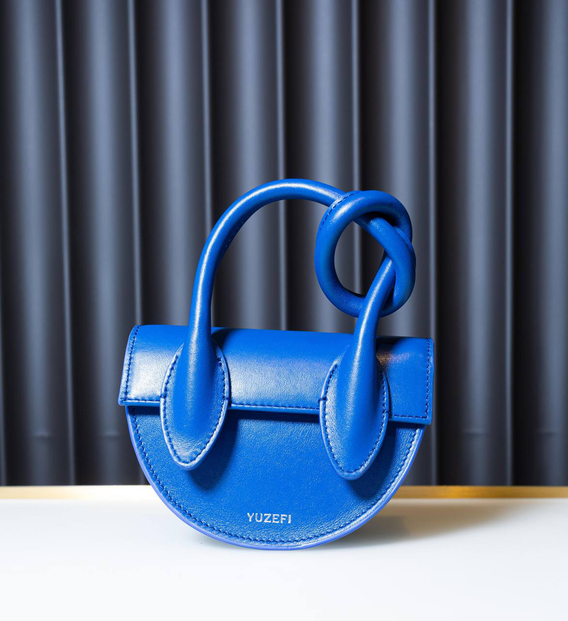 YUZEFI Синяя кожаная сумка мини Pretzel MINIPRETZEL изображение 6