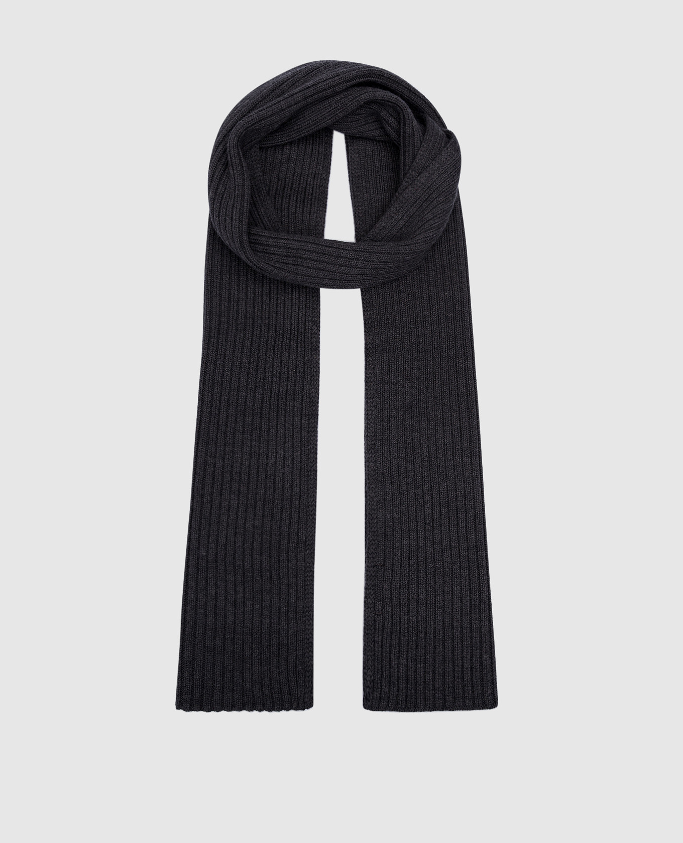 Серый шарф в рубчик из мериносовой шерсти.