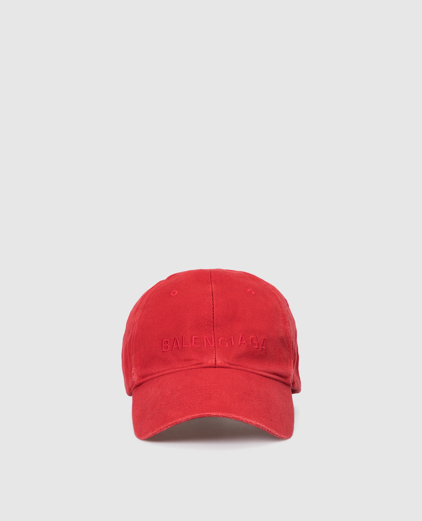 Красная кепка с вышикой логотипа
