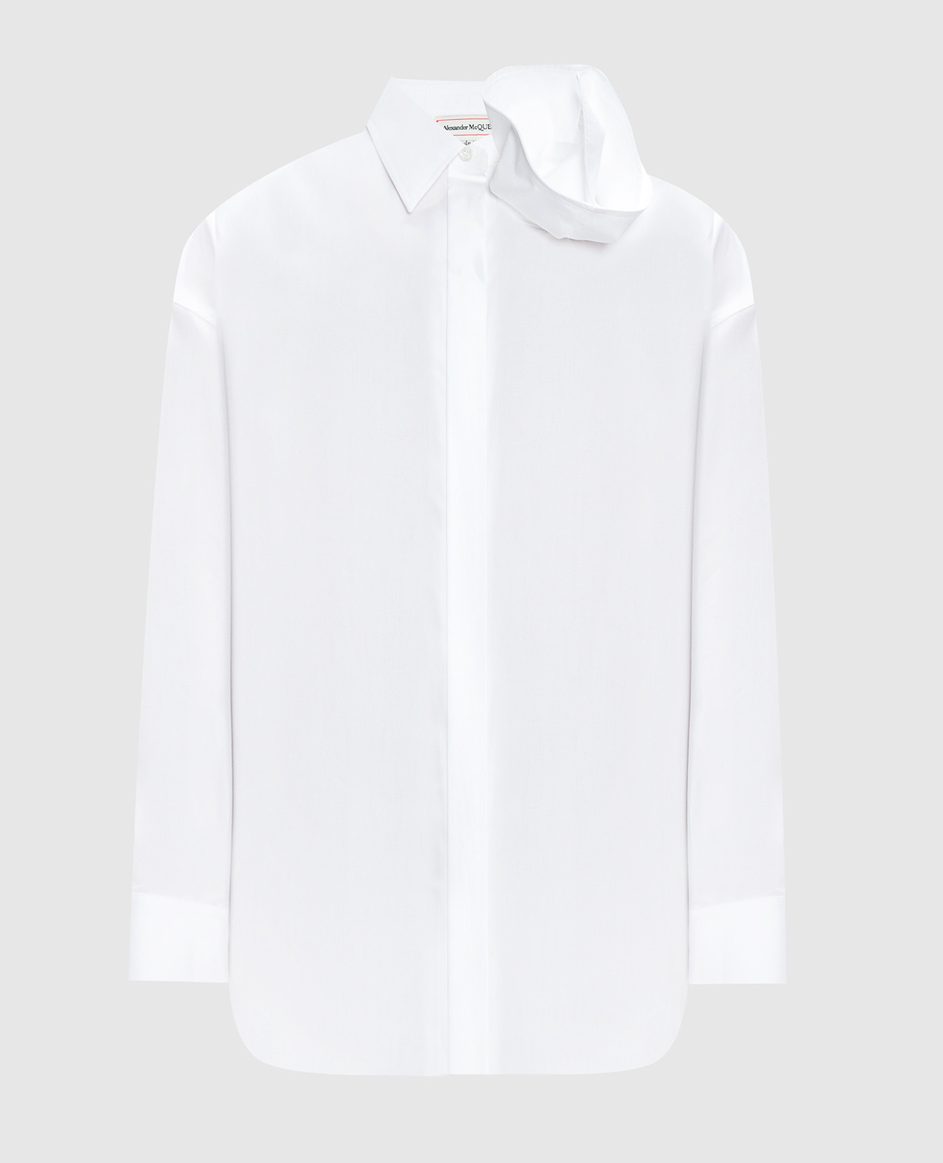 Белая рубашка с аппликацией в виде цветка
