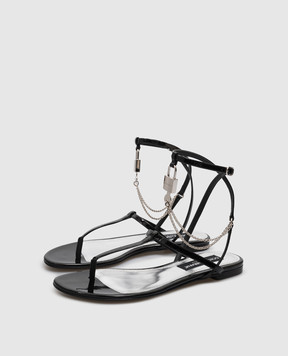 Dolce&Gabbana Черные кожаные лакированные сандалии с цепочкой с подвеской CQ0584A1471