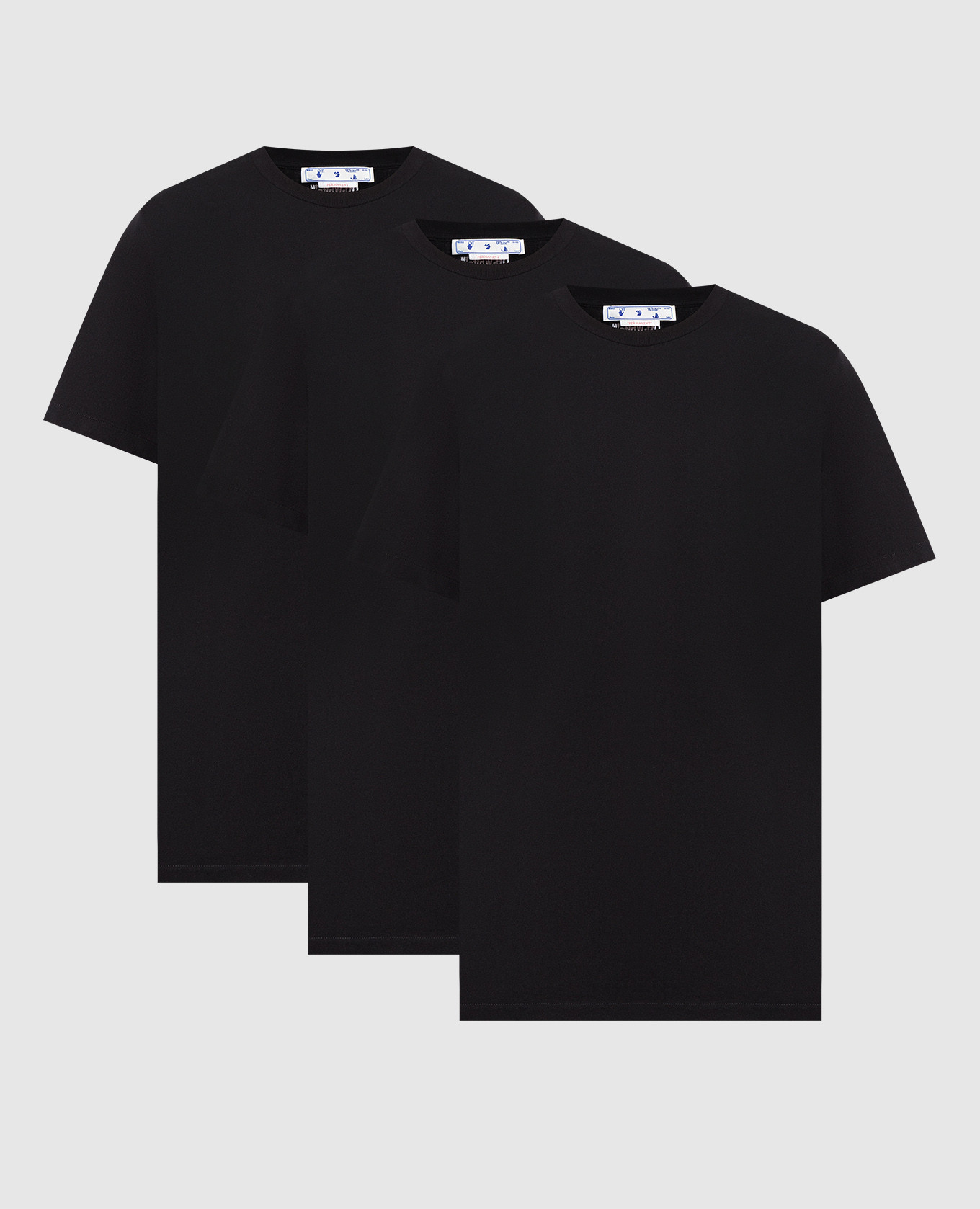 Набор черных футболок с логотипом вышивки.