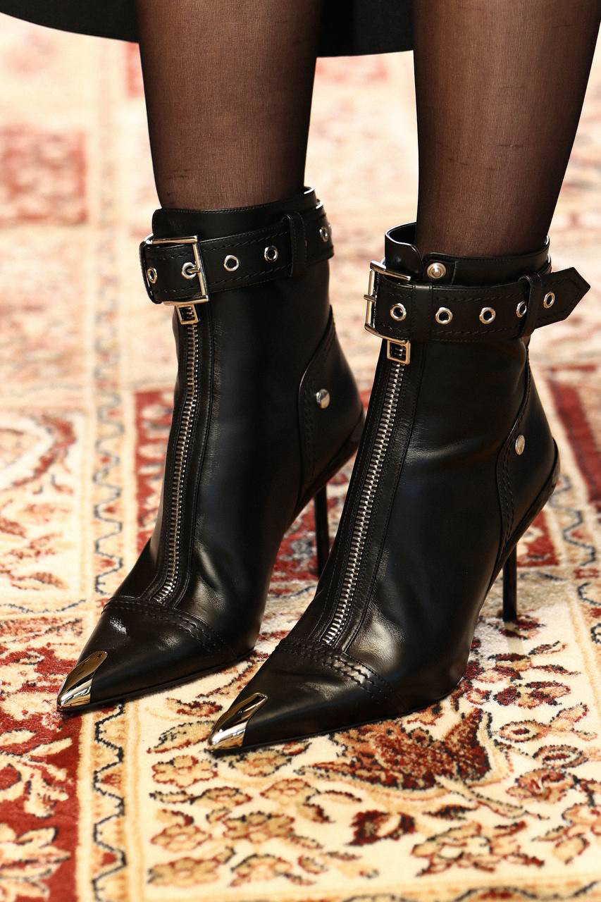 Alexander McQueen Чорні шкіряні ботильони 768101WIDR4 зображення 6