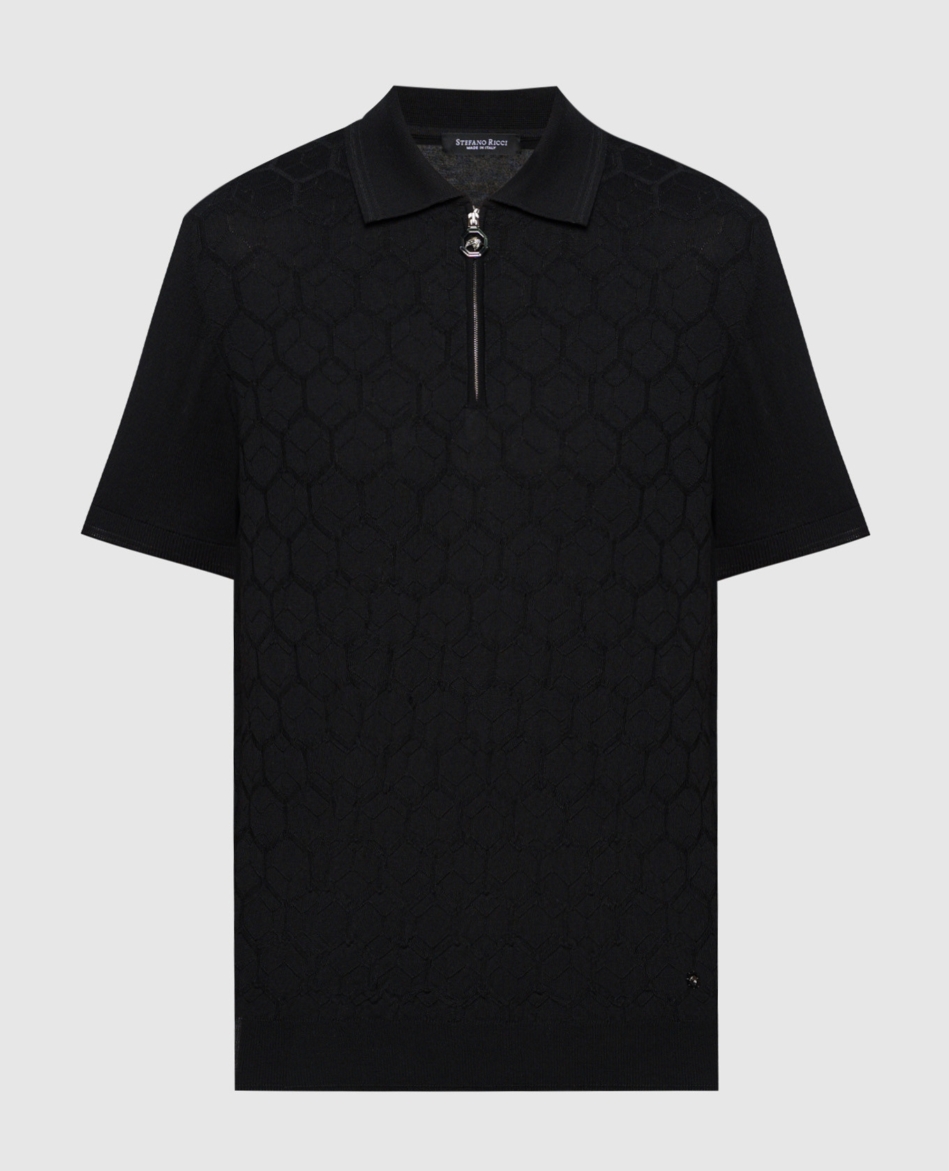 Black polo with silk in a textured pattern with a logo