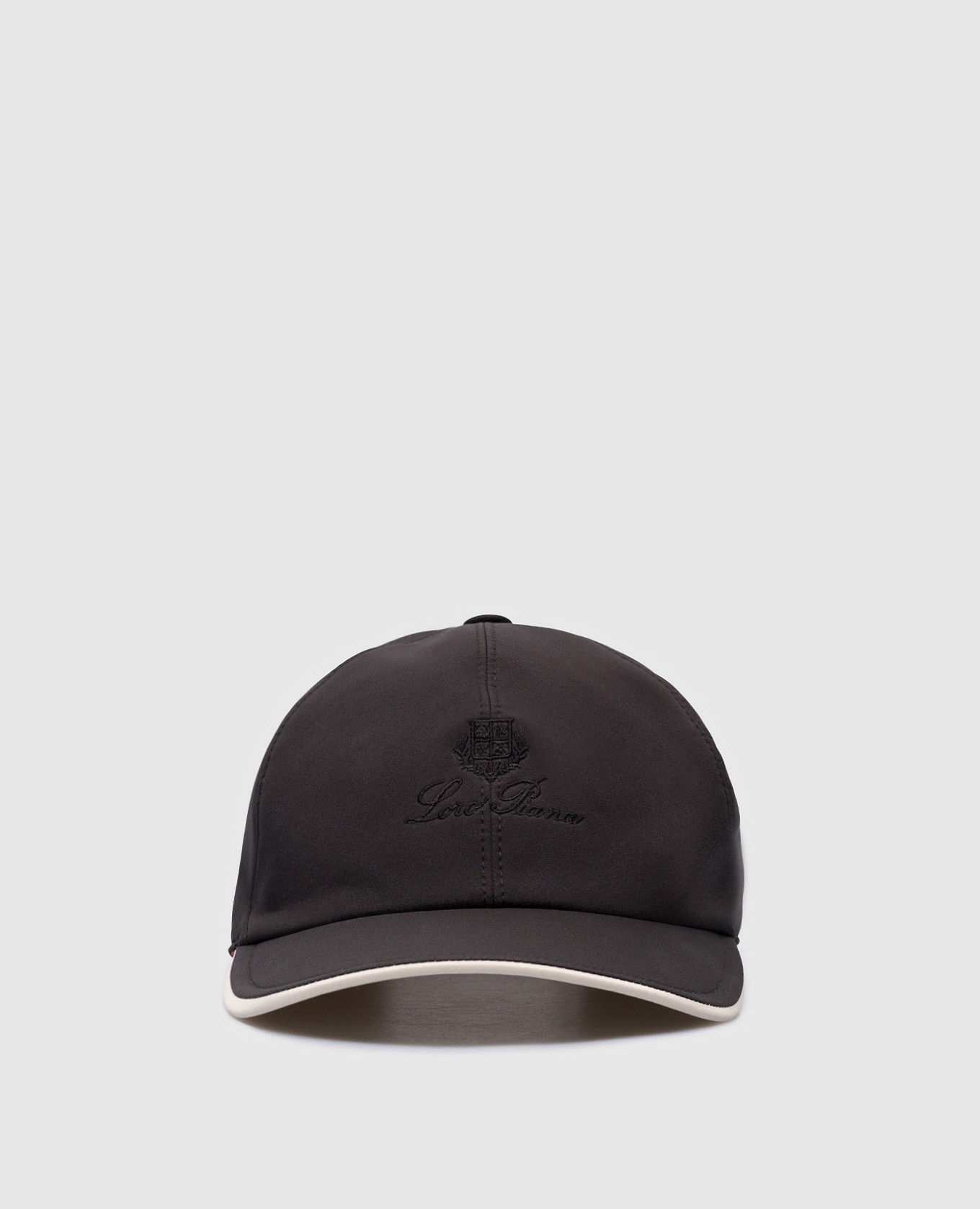 Чорна кепка з вишивкою логотипа