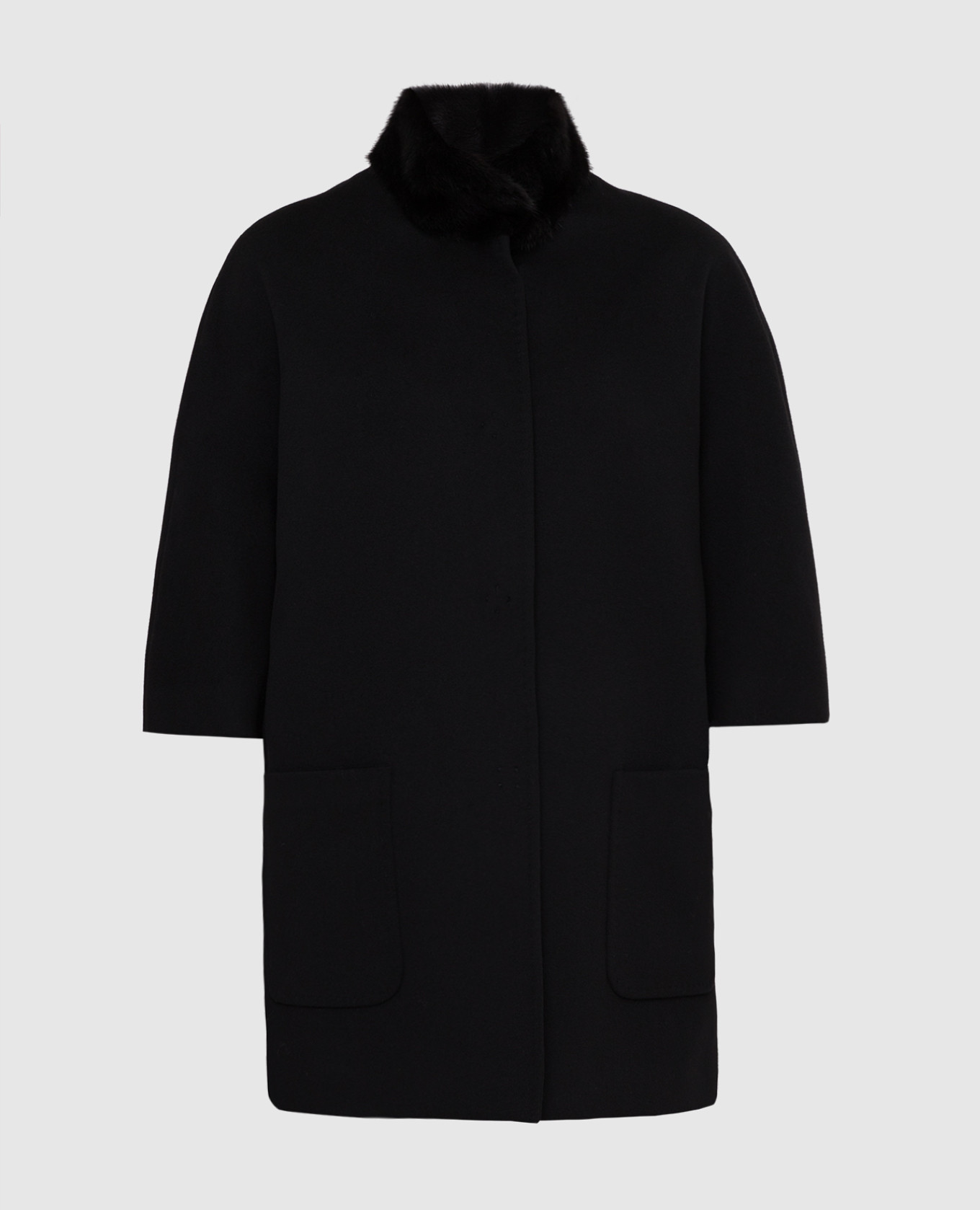 Черное пальто из шерсти с мехом норки