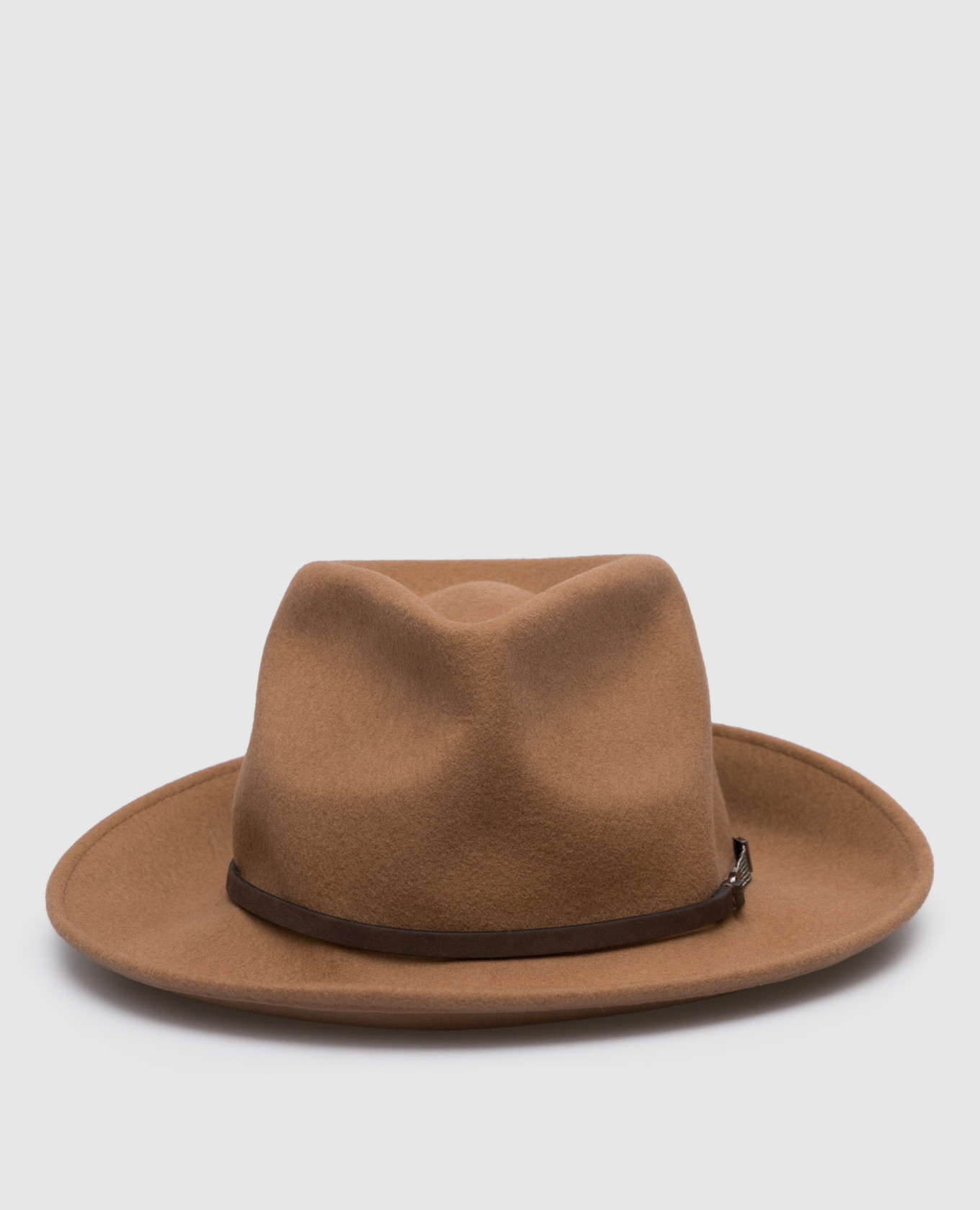Brown hat with monil chain