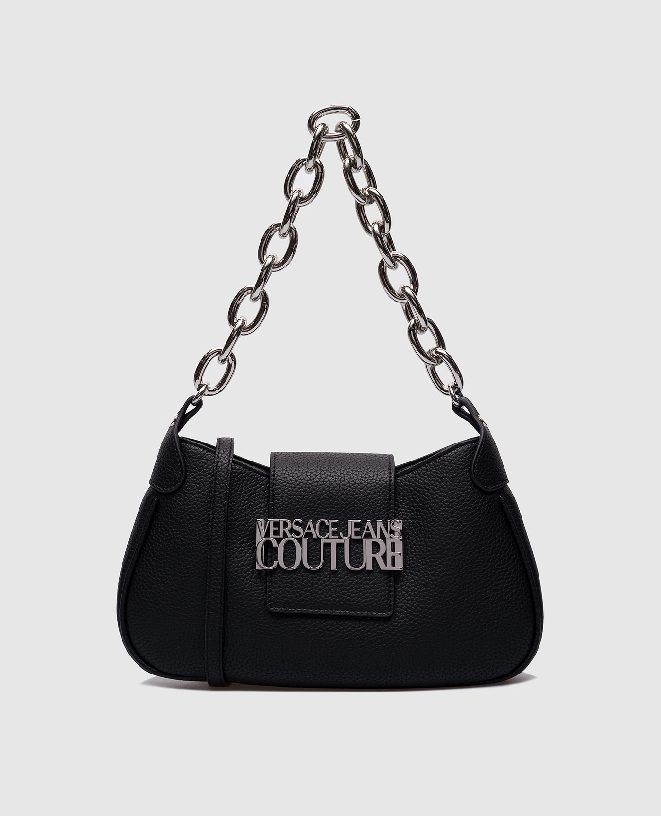 Черная сумка с металлическим логотипом.