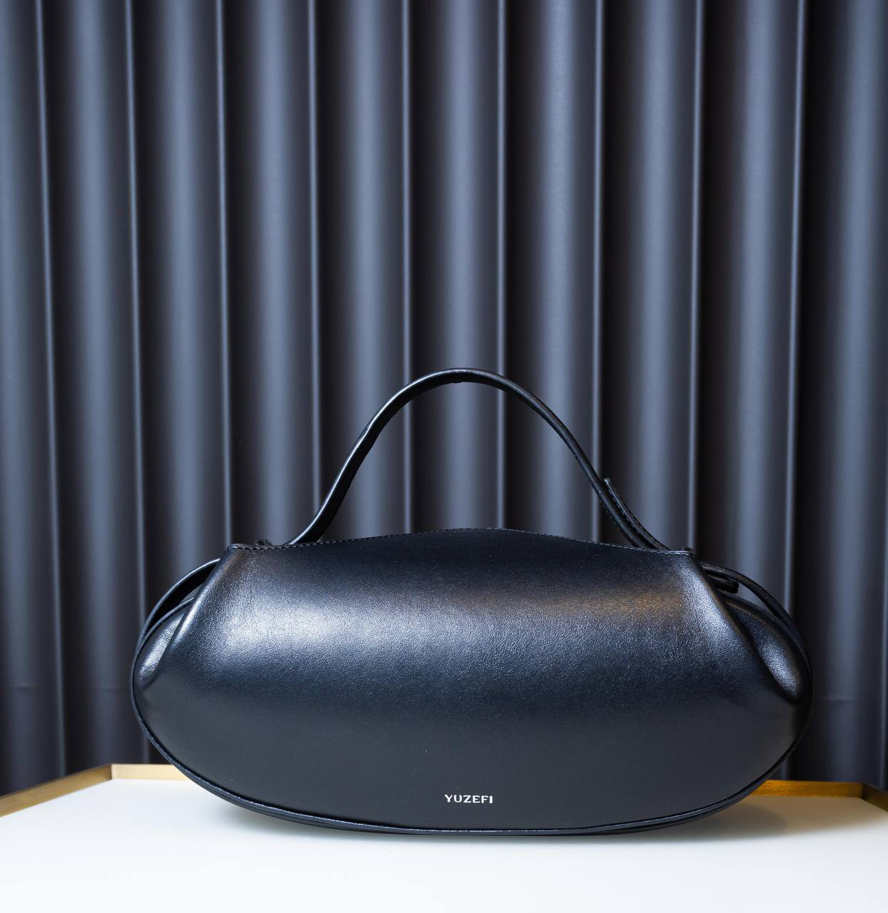 YUZEFI Черная кожаная сумка-багет Baton BATON изображение 6