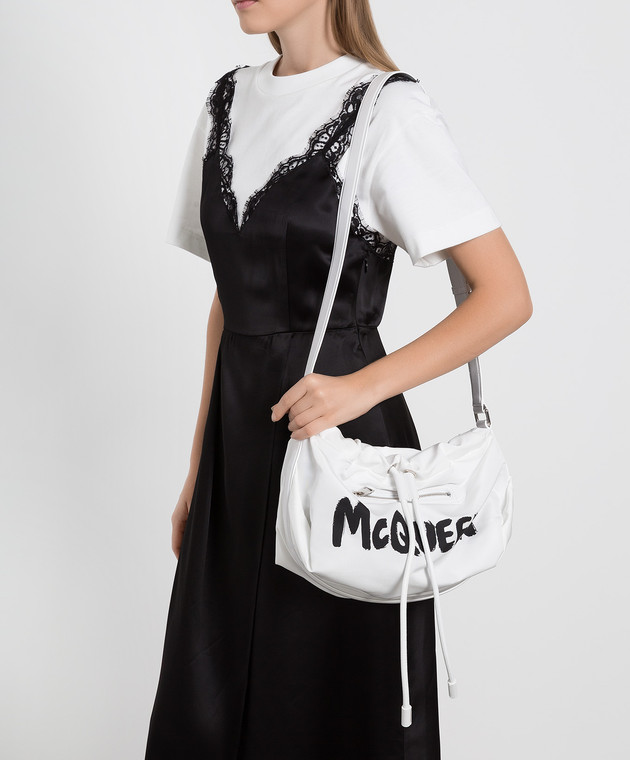Alexander McQueen Біла сумка-кісет Ball Bundle з принтом логотипу McQueen Graffiti 7084401AAI8 зображення 2