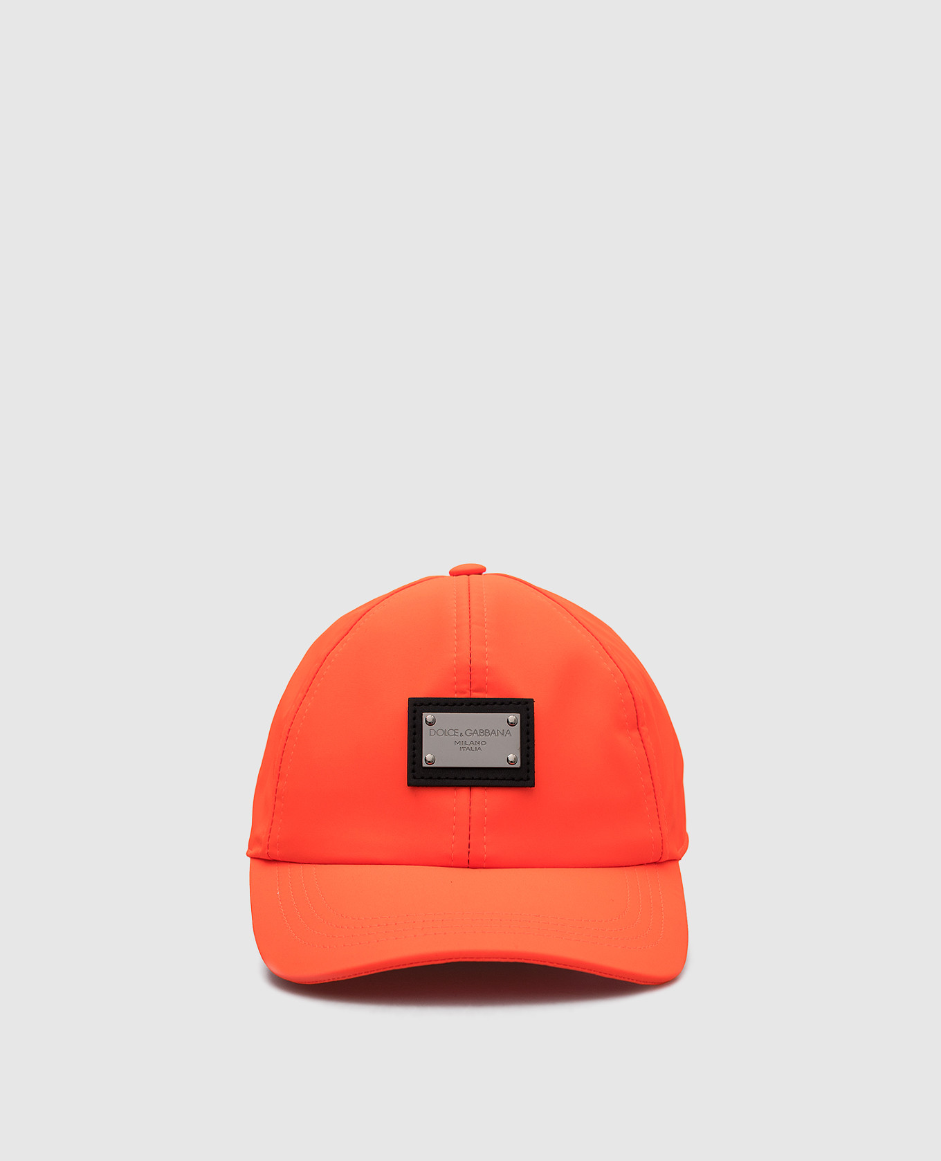 Оранжевая кепка с металлическим патчем логотипа