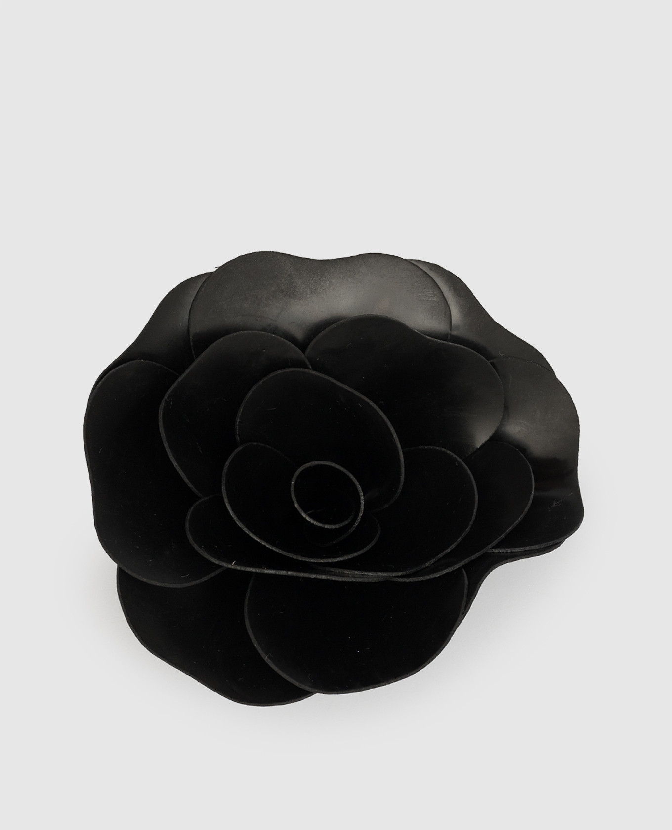 Черная брошь в виде цветка