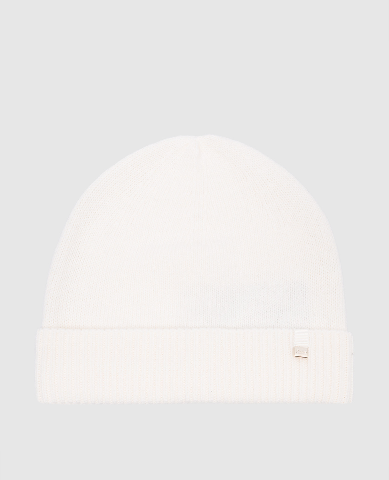 Белая шапка из шерсти с логотипом