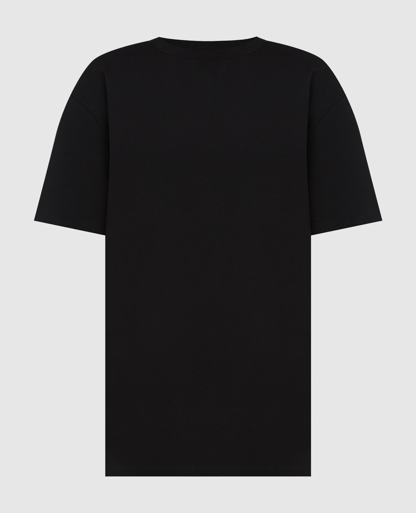 Черная футболка с вырезом и кристаллами