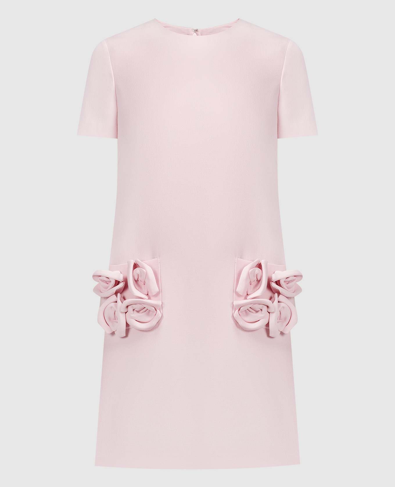 Розовое мини-платье с аппликациями в виде цветов.