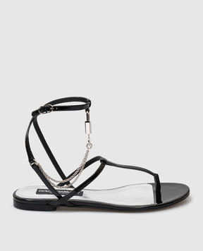Dolce&Gabbana Черные кожаные лакированные сандалии с цепочкой с подвеской CQ0584A1471