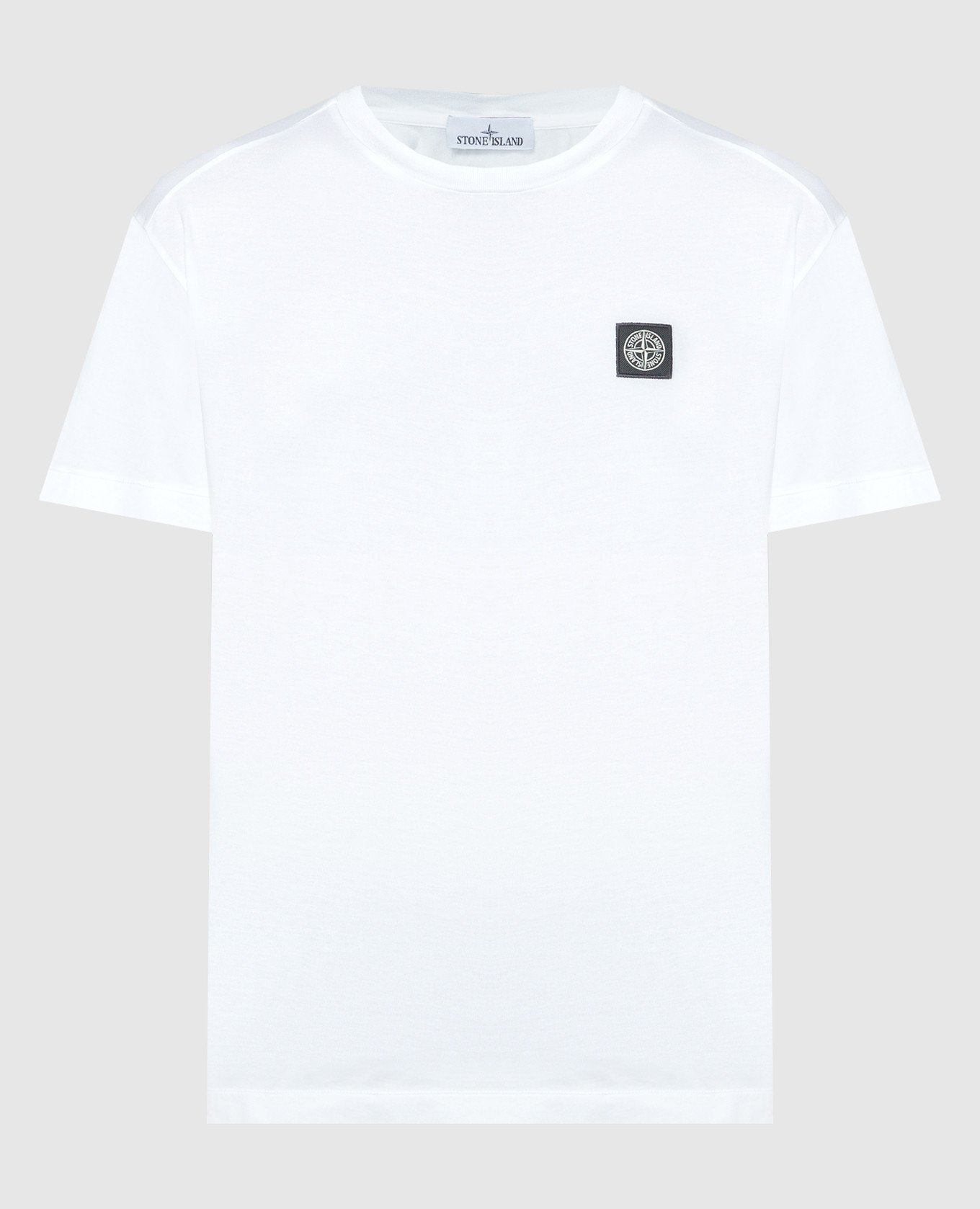 Белая футболка с нашивкой логотипа