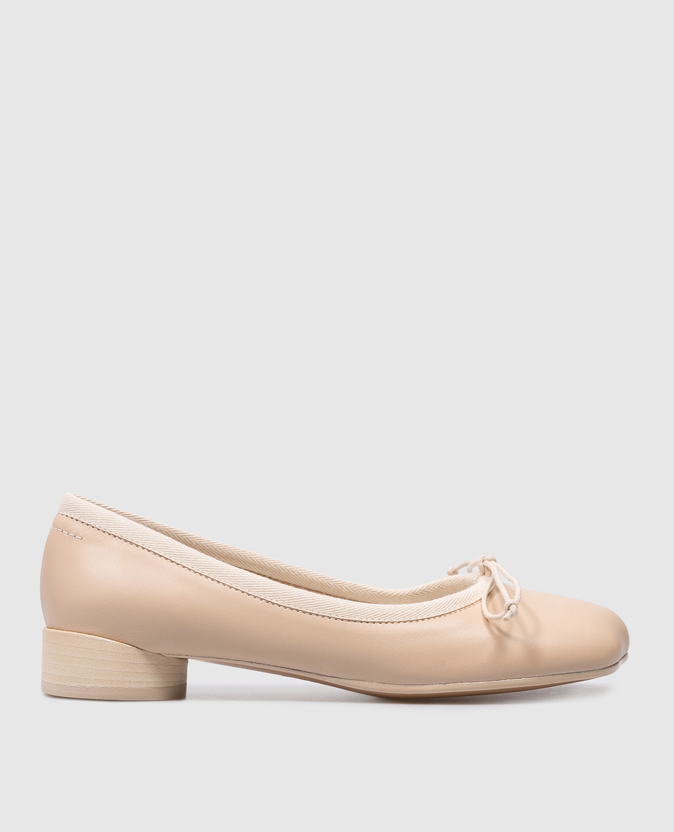 Beige leather ballet flats with a bow