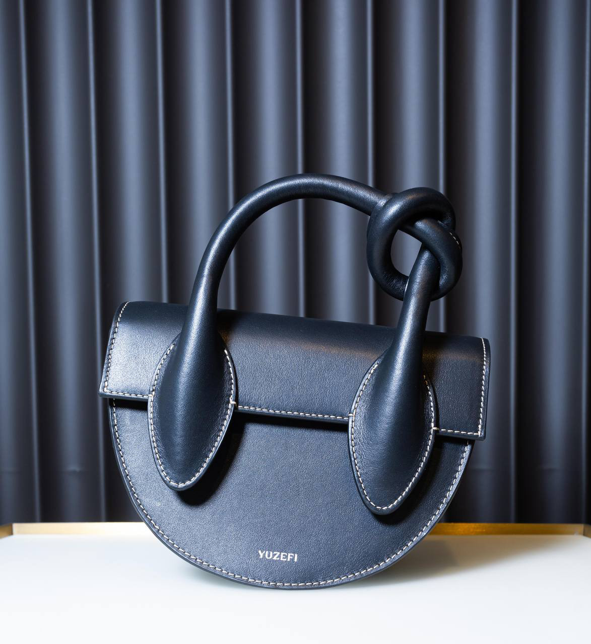 YUZEFI Черная кожаная сумка-седл Pretzel PRETZEL изображение 6