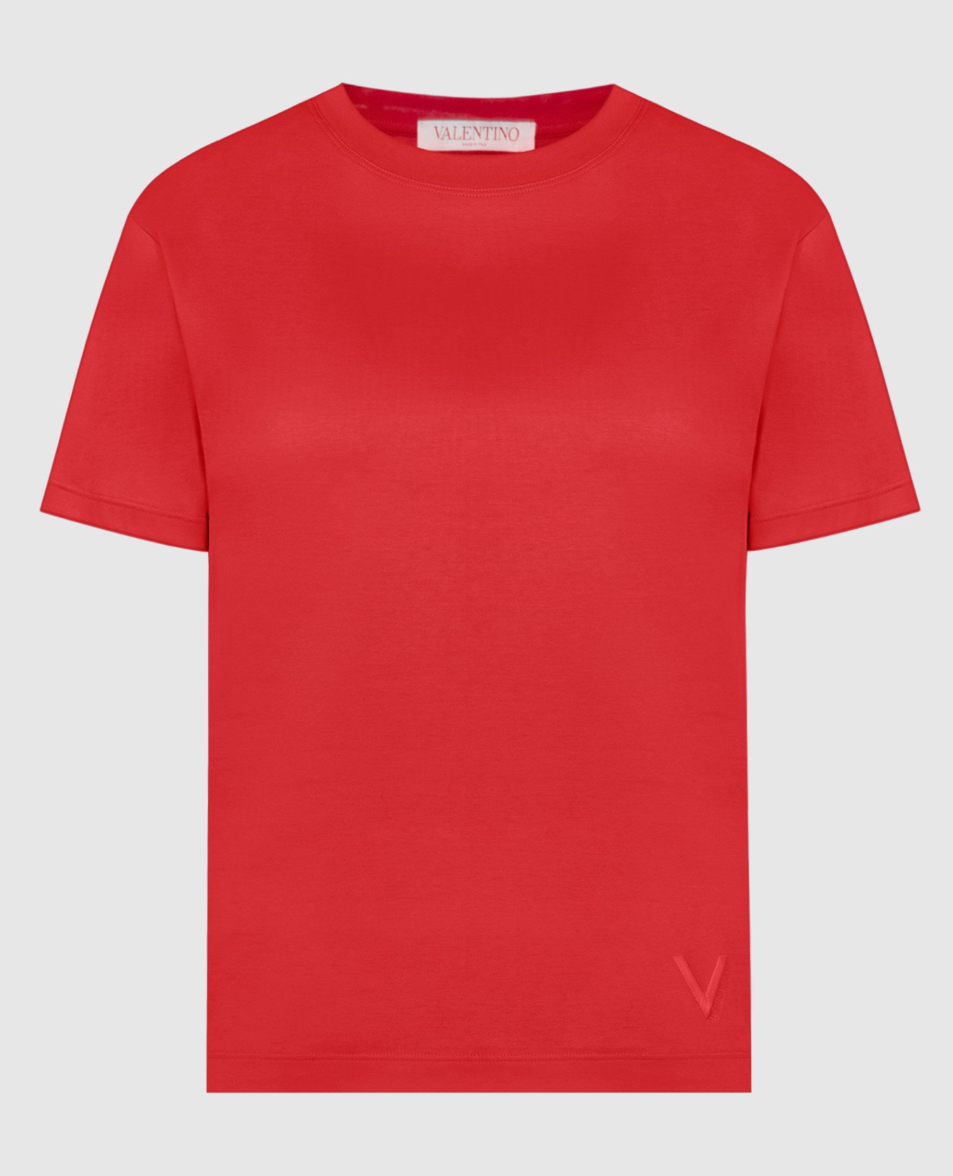 Красная футболка с вышивкой логотипа