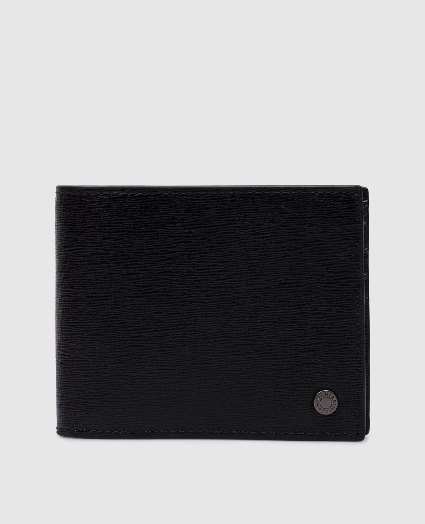 Черный кожаный портмоне с гравировкой логотипа.