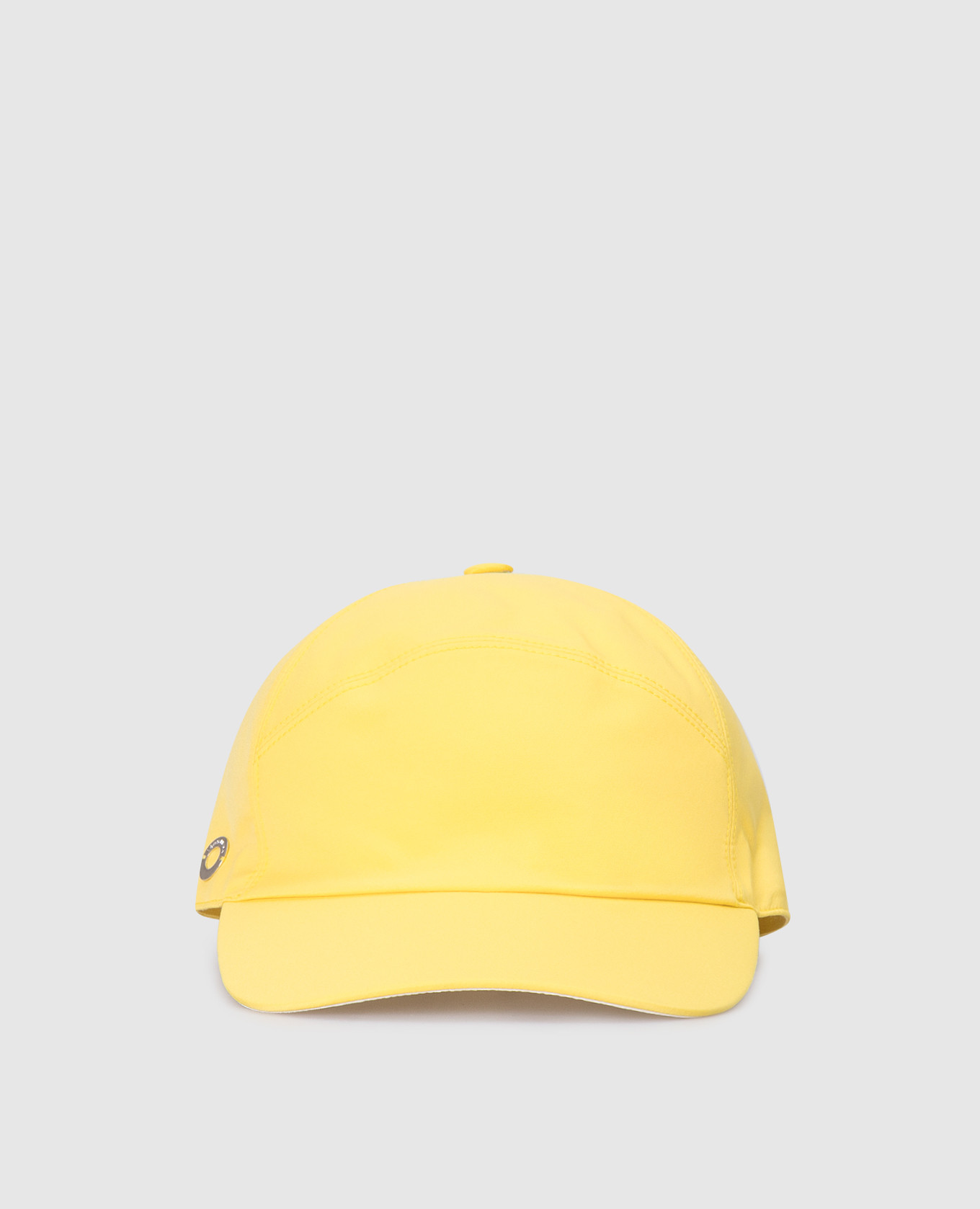 Желтая кепка с металлическим логотипом