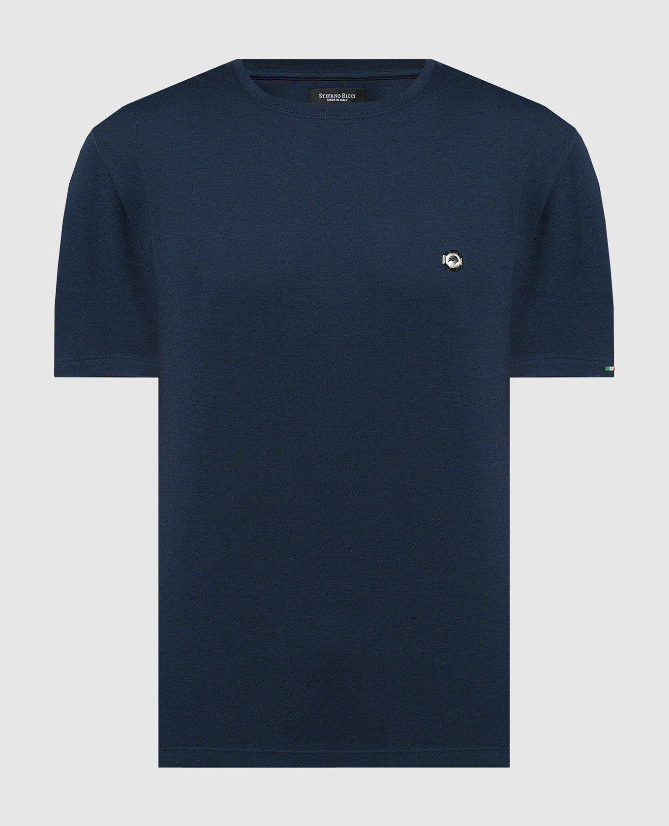Синяя футболка с металлической эмблемой логотипа