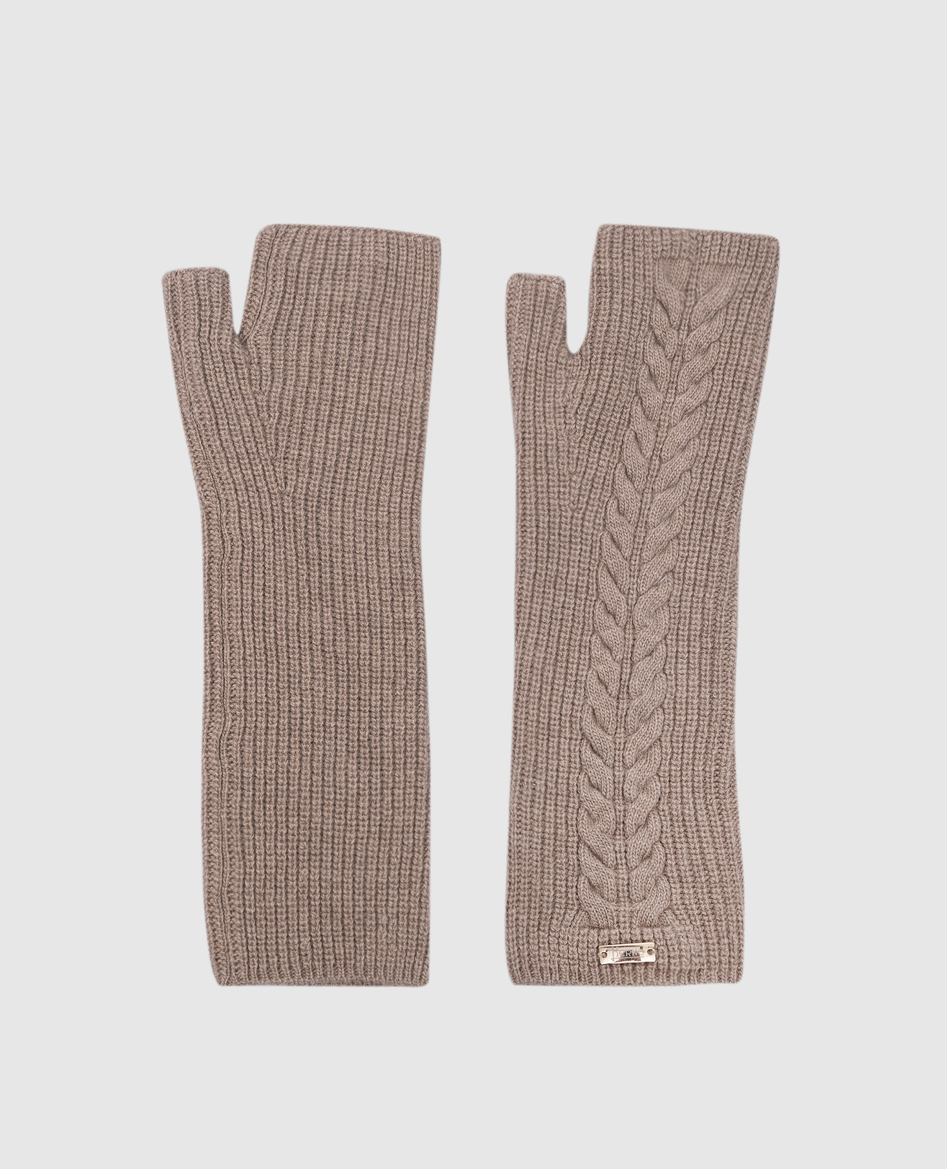 Beige mittens made of wool with a textured pattern