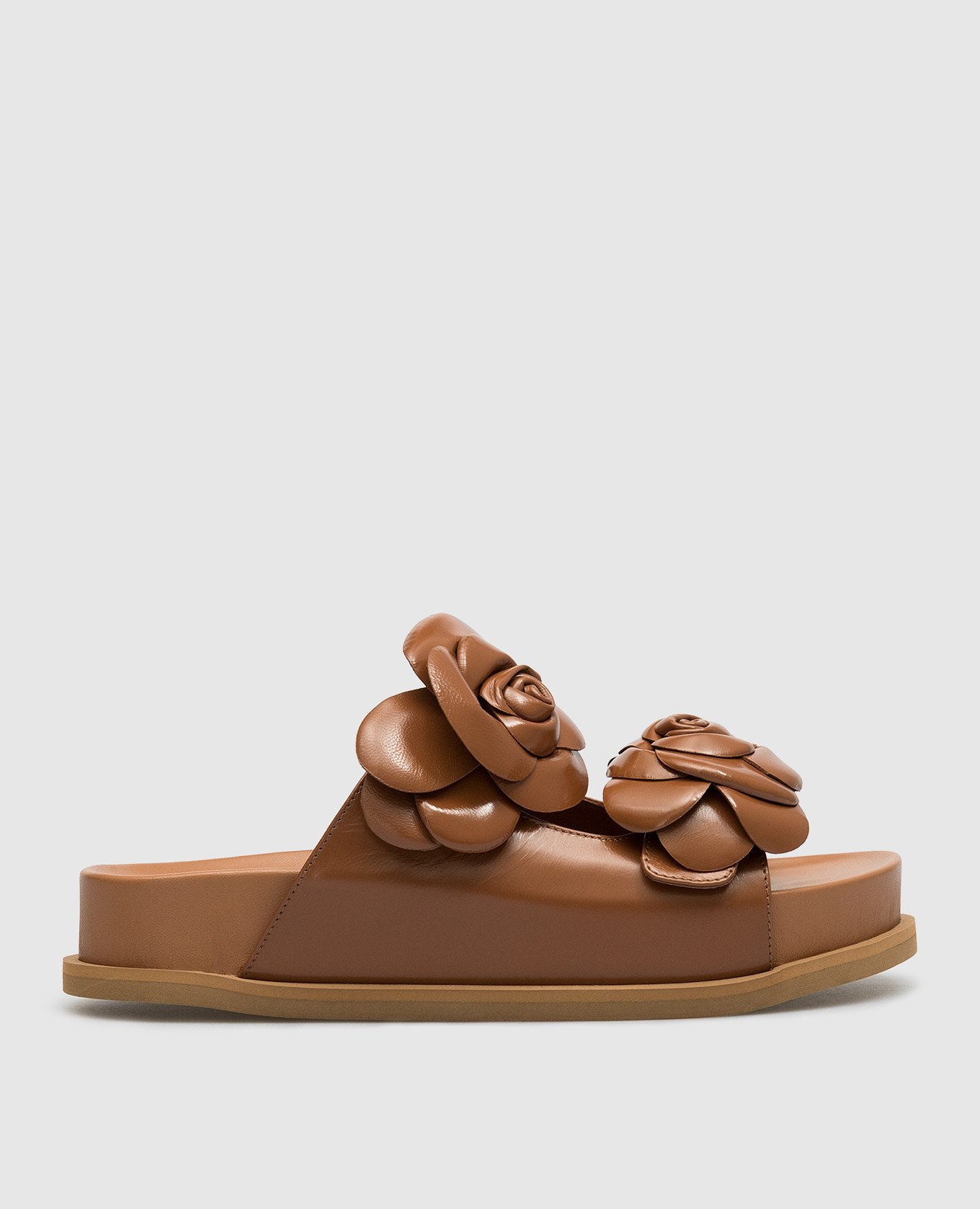 Brown leather flip flops with appliqué