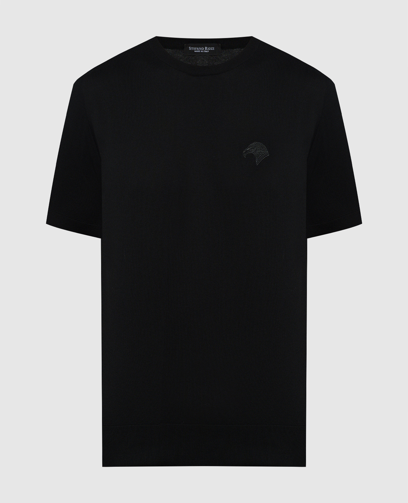 Черная футболка с вышивкой логотипа эмблемы.