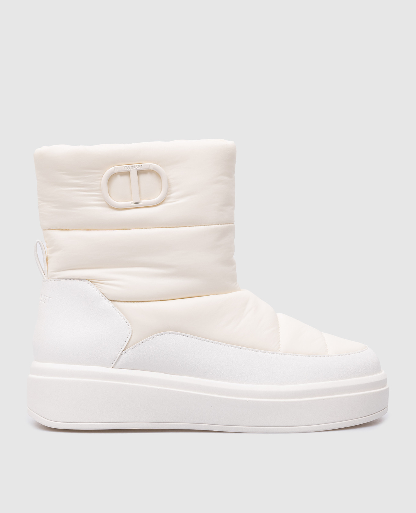 White moonboots with metal Oval T logo