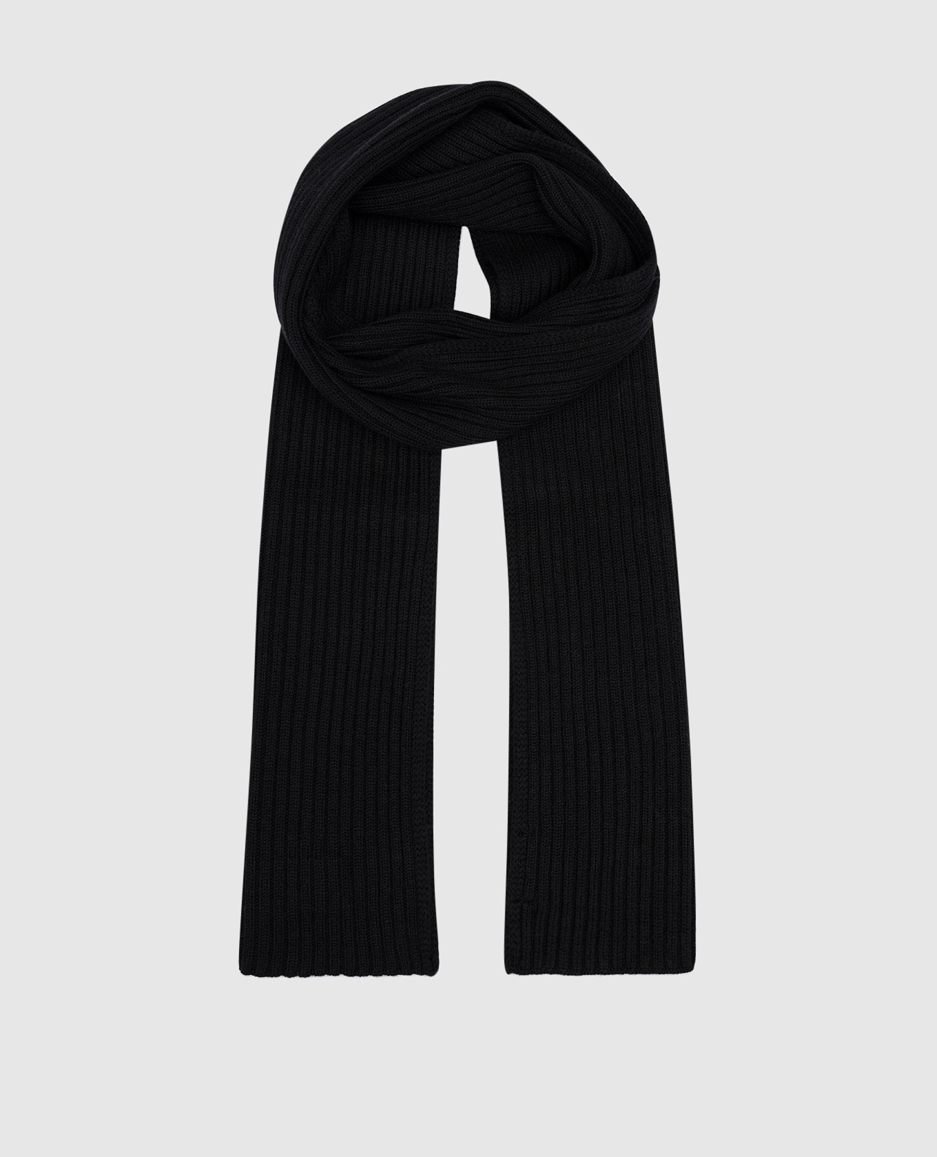 Черный шарф в рубчик из мериносовой шерсти.