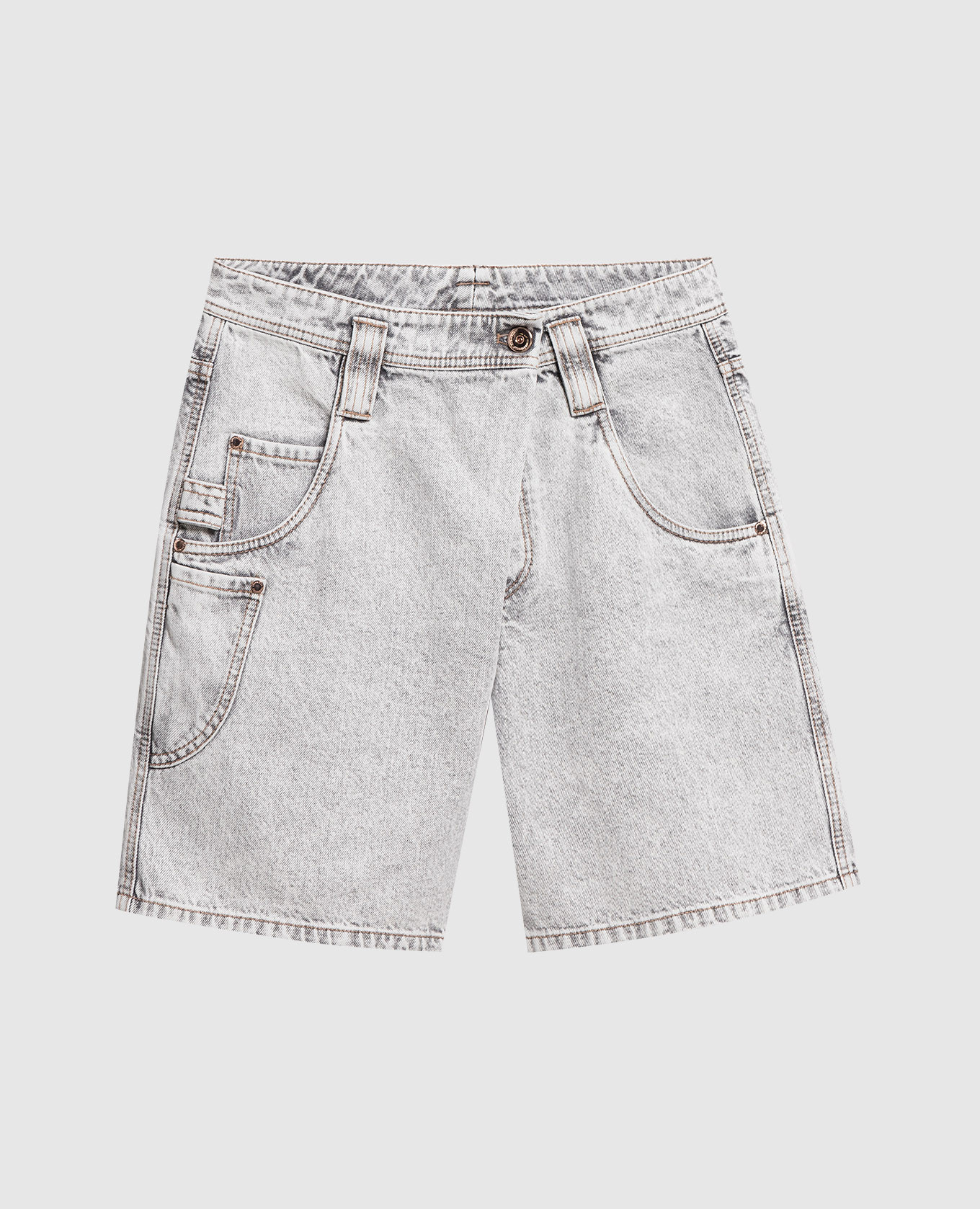 Gray denim shorts with monil chain