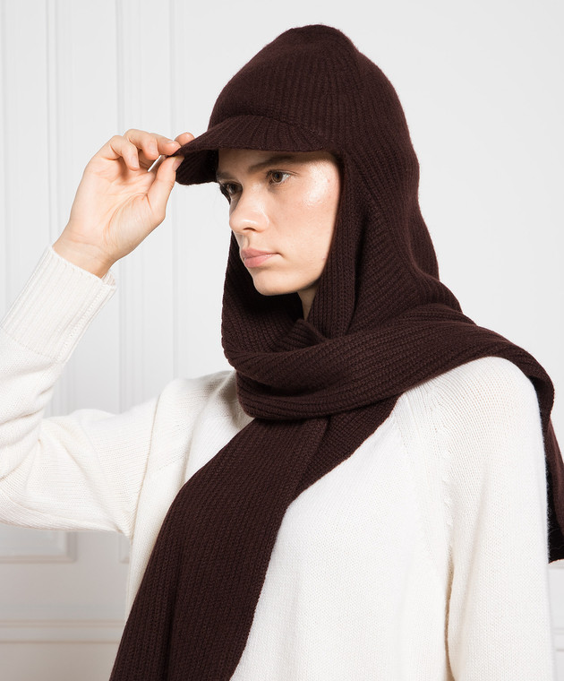 Yves Salomon - Un bonnet bordeaux avec une écharpe en laine et