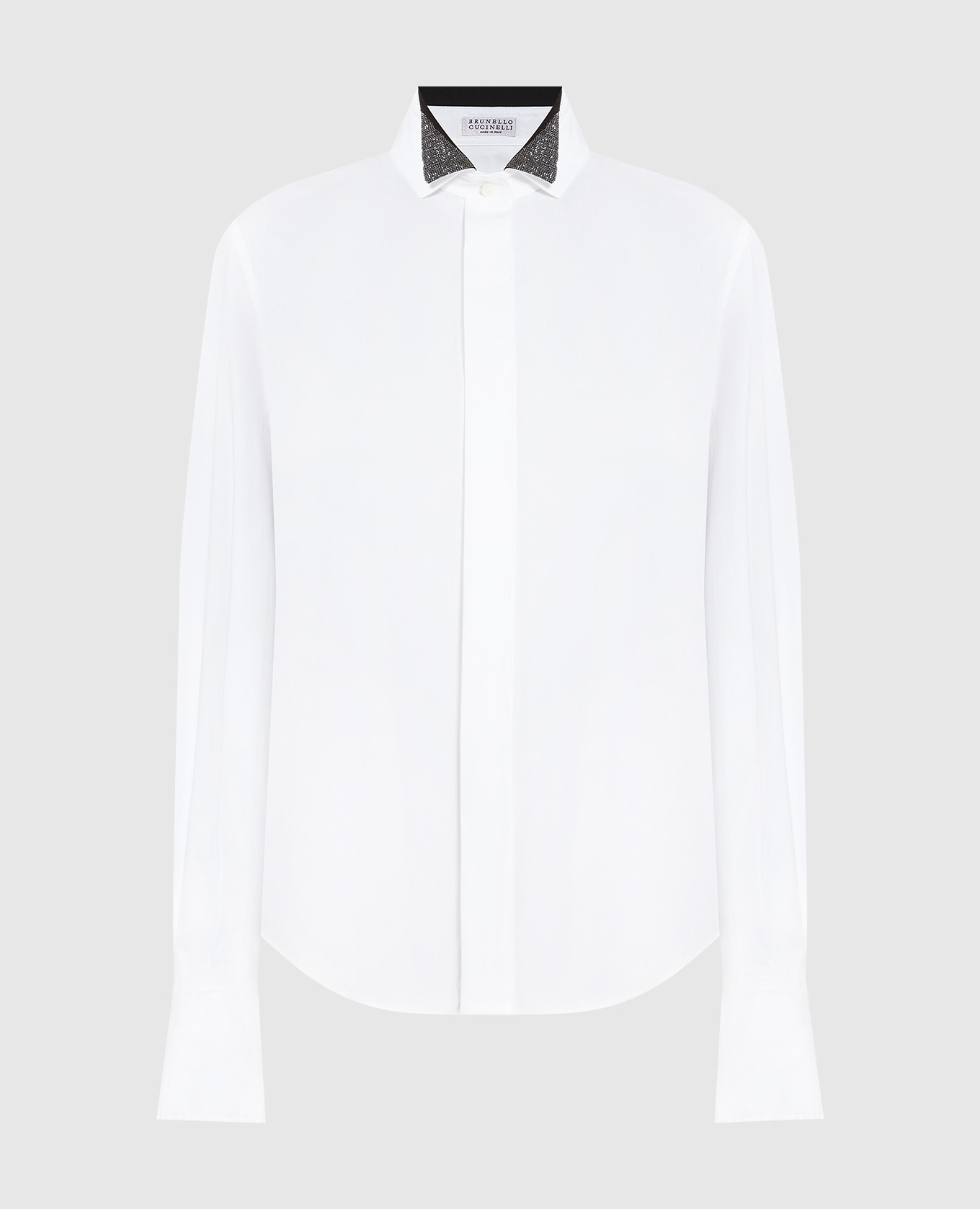 Camisa blanca con cadena de monil.