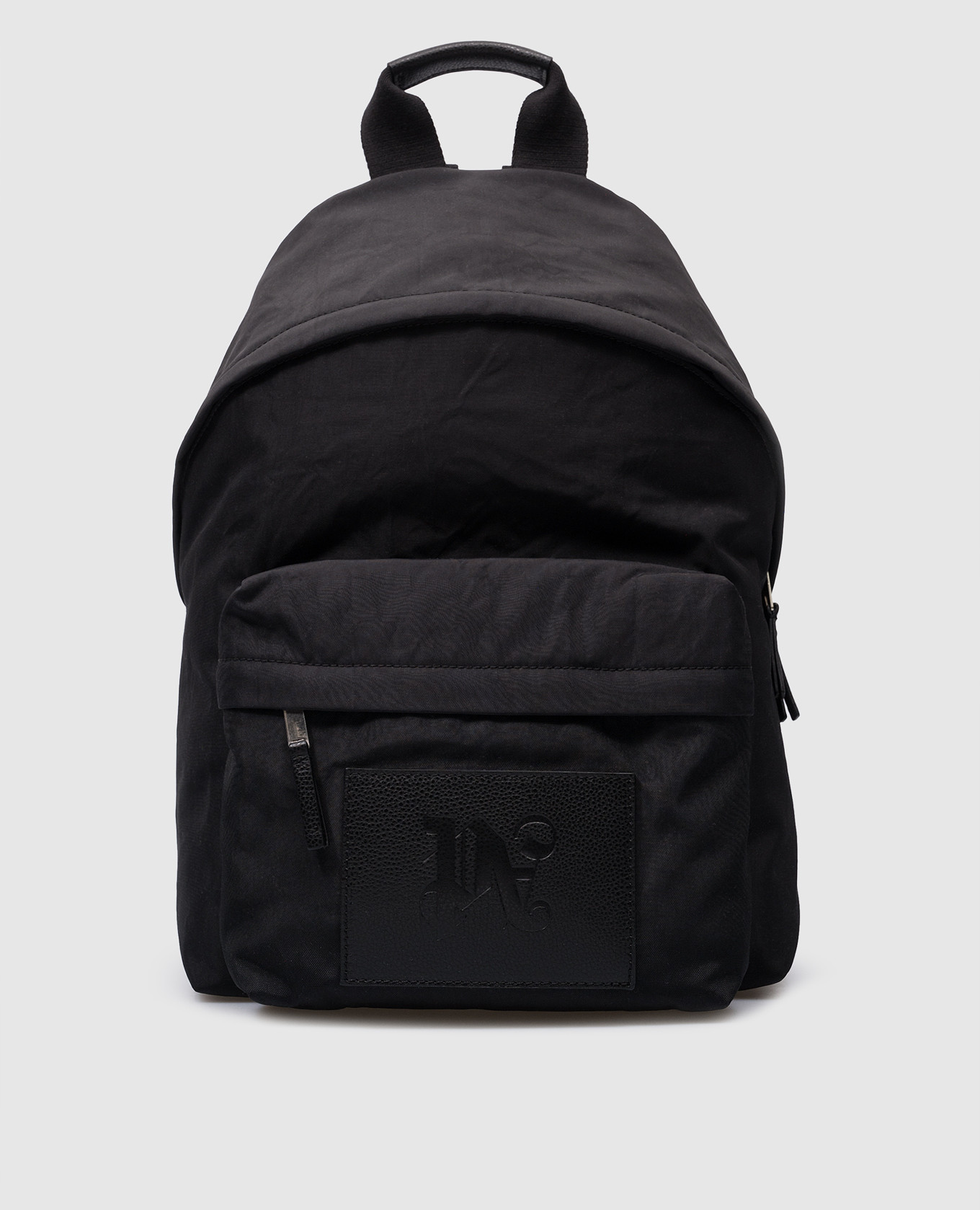Черный рюкзак с тиснением логотипа монограммы.