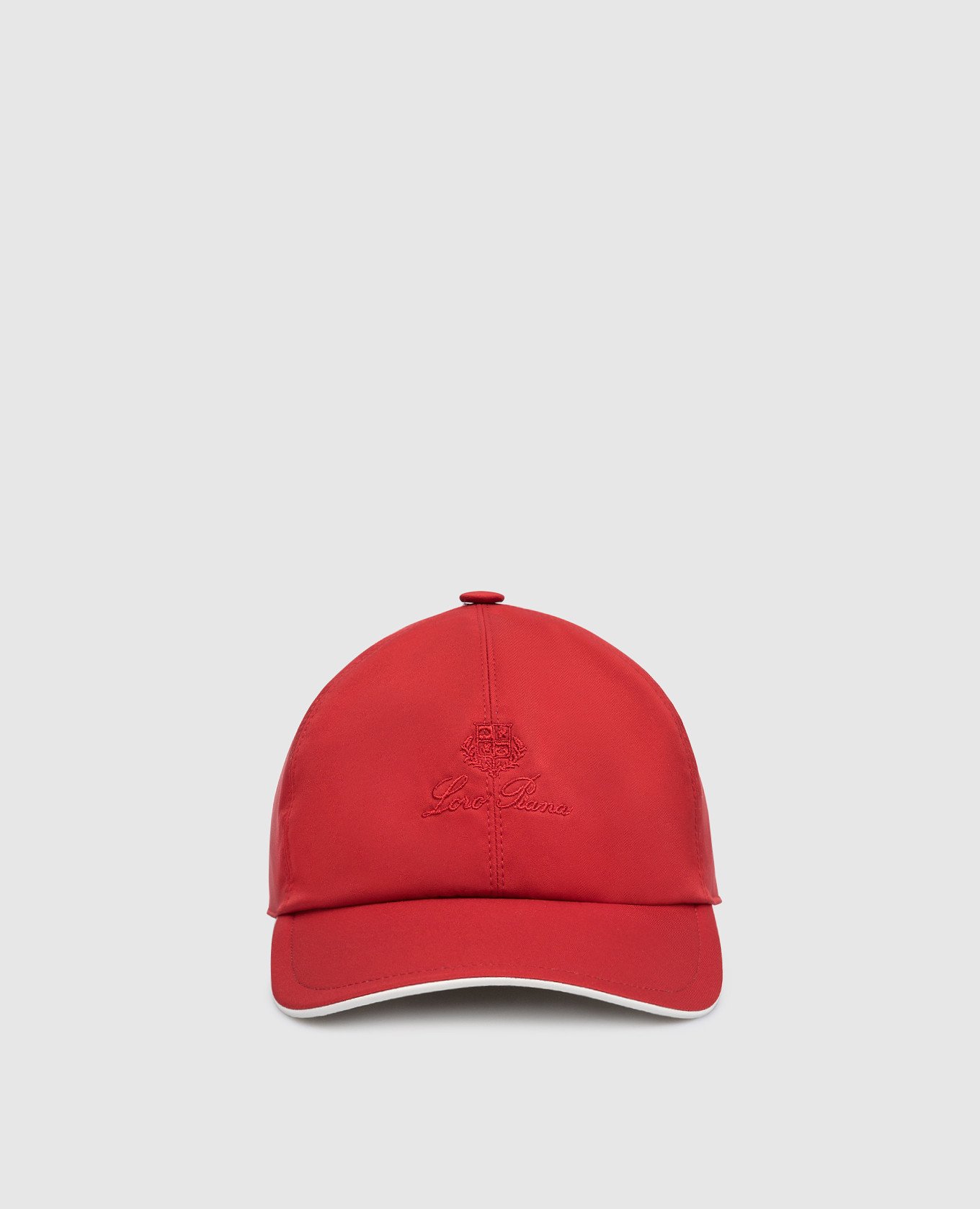 Красная кепка с вышивкой логотипа