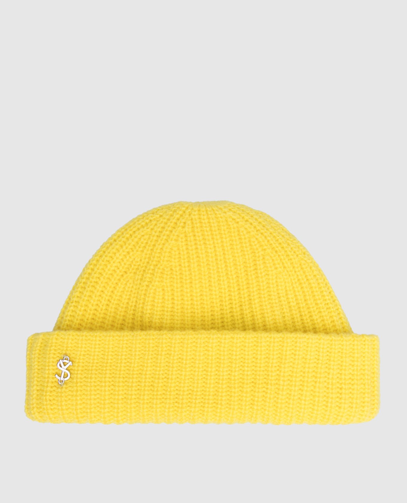 Желтая шапка с металлическим логотипом