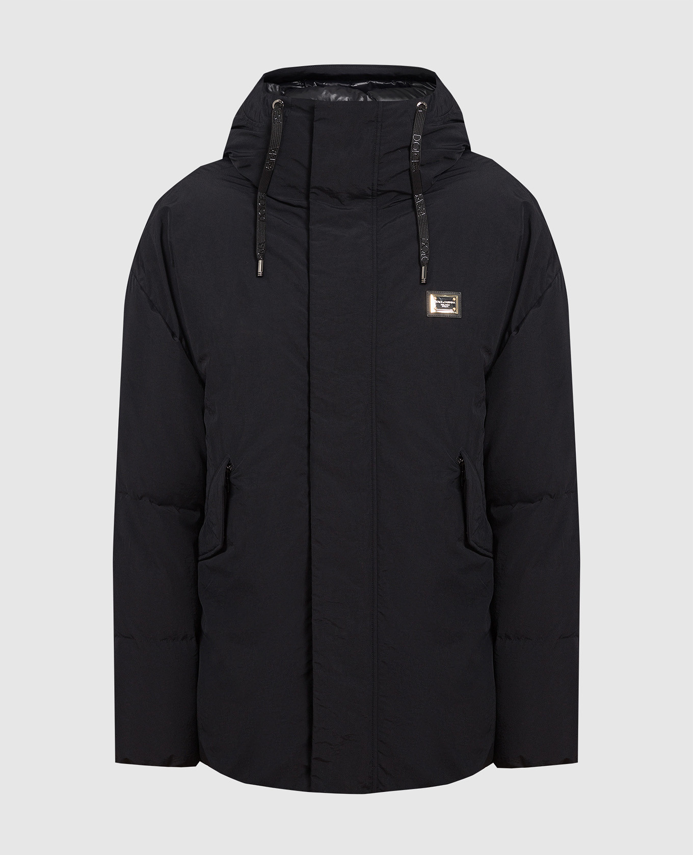 

Черный пуховик с металлическим патчем логотипа, Пуховики