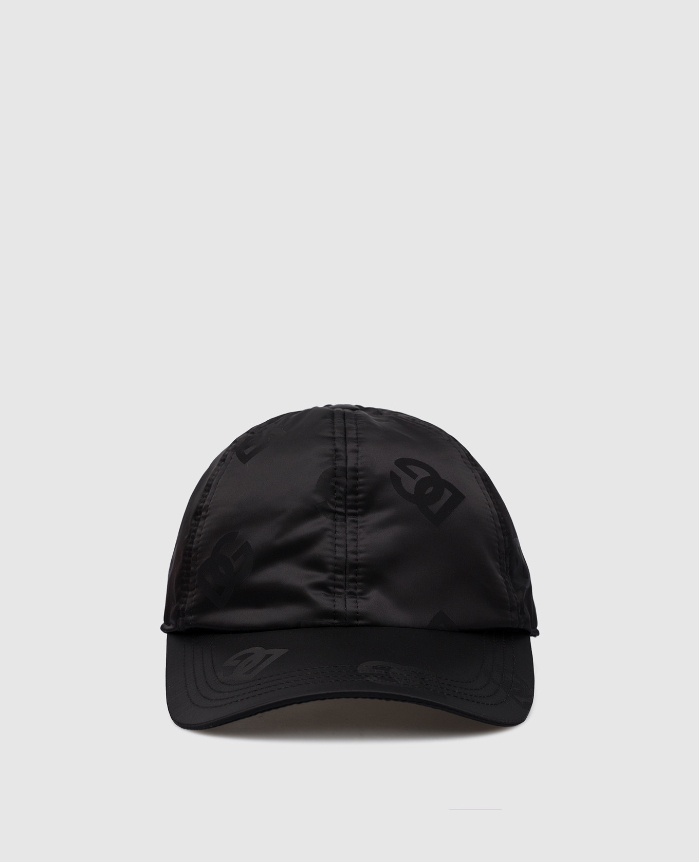 Черная кепка в принт логотипа