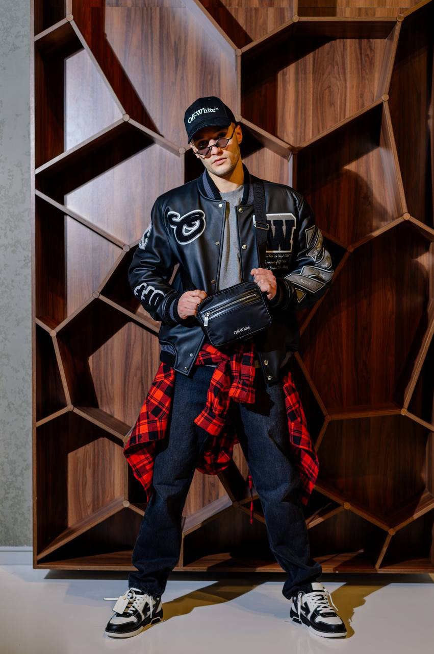 Off-White - Черный кожаный бомбер Varsity Jacket с нашивками