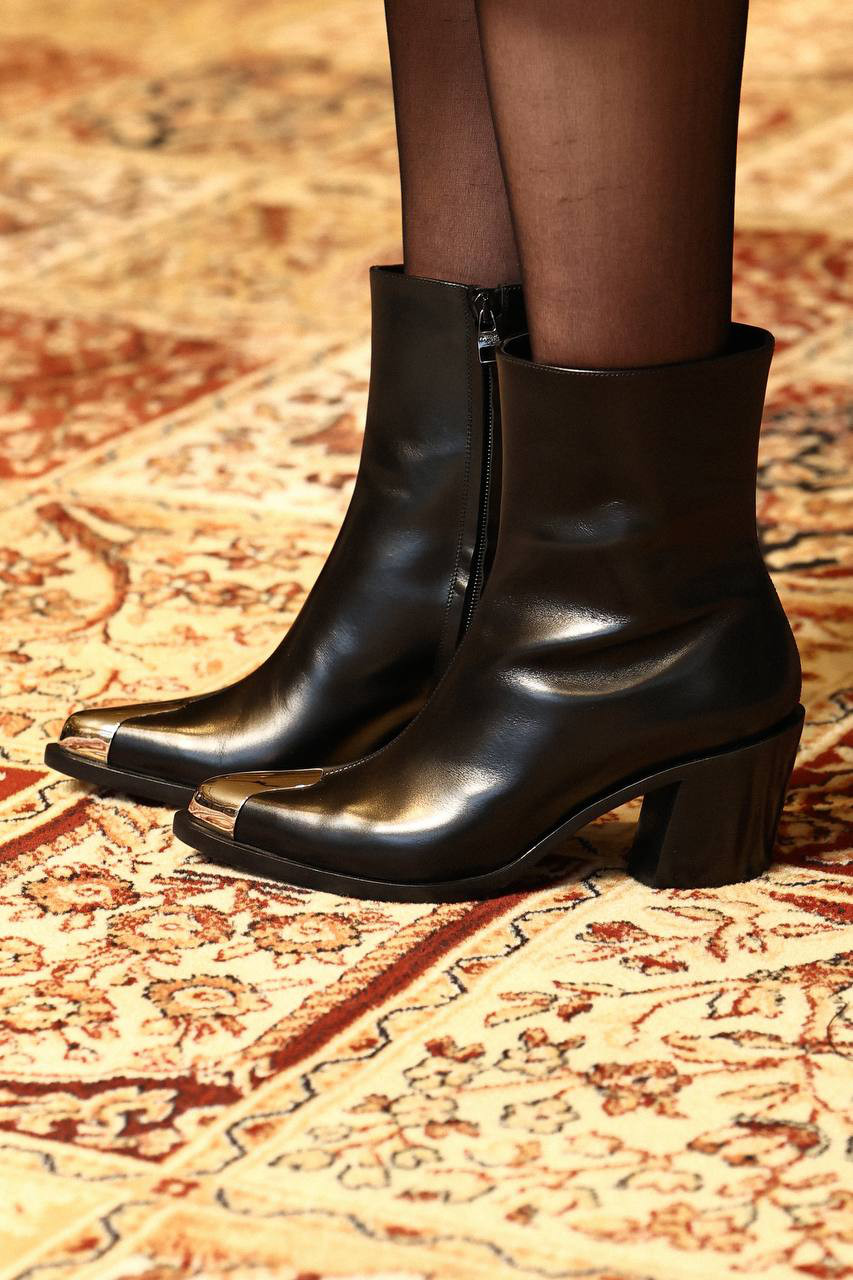 Alexander McQueen Чорні шкіряні ботильйони Punk з металевою вставкою 709986WHSWD зображення 6