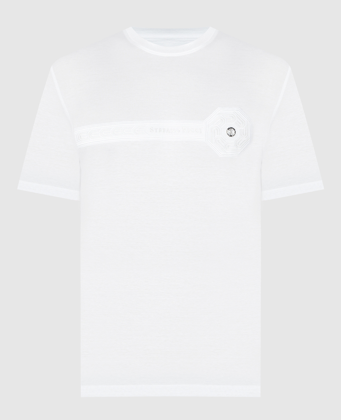 Белая футболка с вышивкой и металлическим логотипом