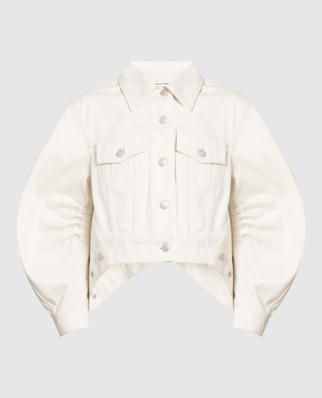 Белая джинсовая куртка асимметричного кроя