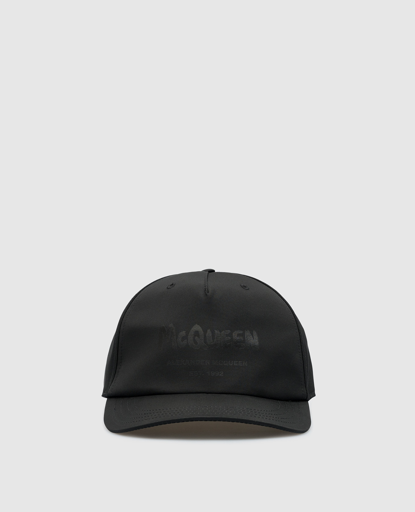 Gorra negra con logo.