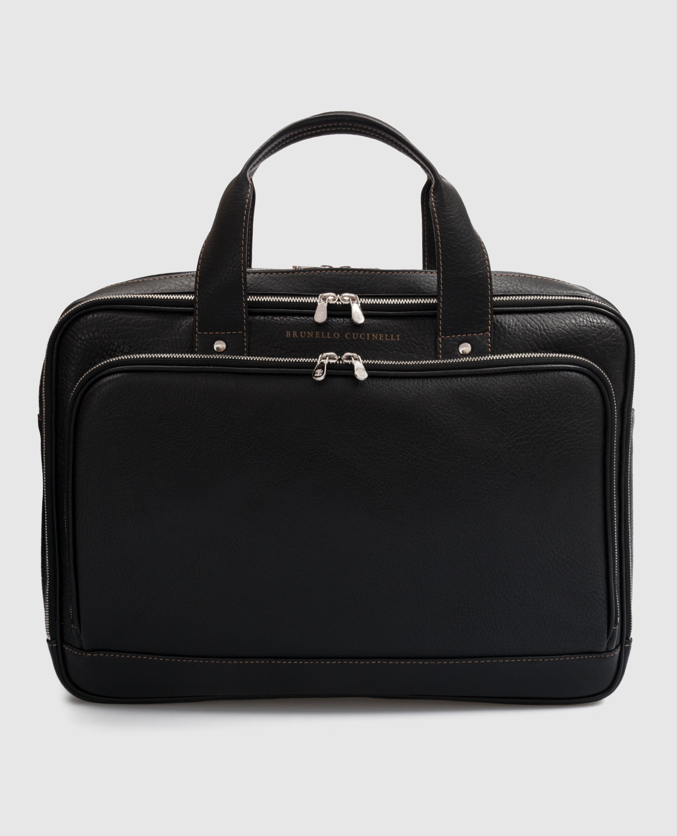 Черная кожаная деловая сумка с логотипом.