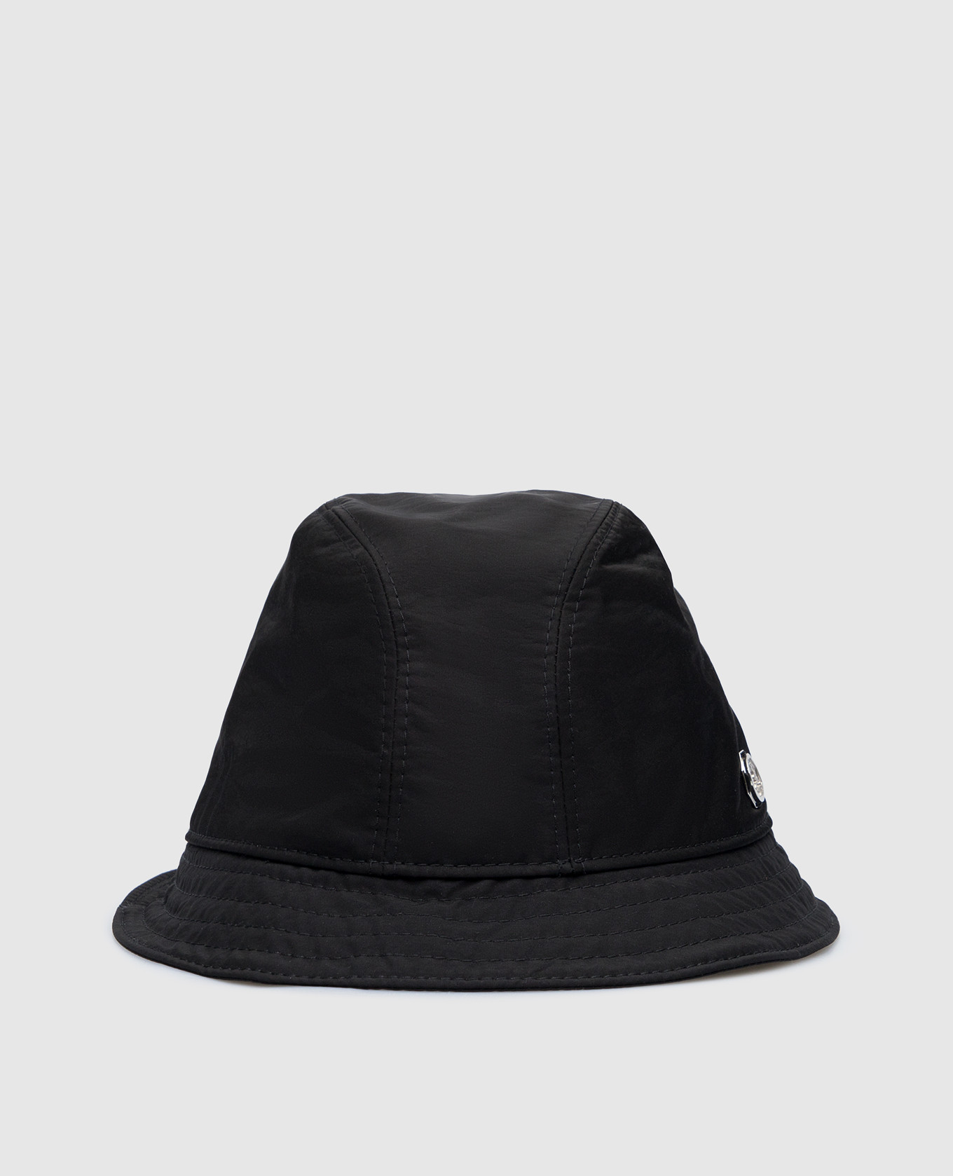 Children's black bucket hat with metal emblem